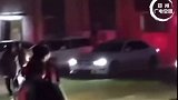 高中最后一堂晚自习下课， 班主任集体开远光灯为学生照亮前路