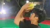 男生用投篮姿势，空心投进一个饮料瓶惊艳全场