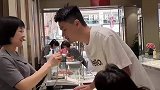 男子和女友金店试戴金项链，男子神操作吓坏女友！售货员：幸好我机智反应快