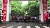 直击高考结束学生奔出考场，当响起，心已飞翔！