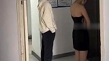 等电梯发现女生衣服走光，男生主动转身避嫌，网友：一段姻缘不就来了