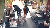 浙江杭州：宝马男背GUCCI包逛超市，结果店员不放他走了