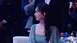 杨幂孤立赵丽颖同座却全程无交流，现场打闹后又偷偷瞄对方