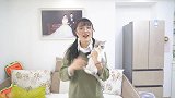 小猫从不舔毛，屁屁巨臭无比，主人只好代劳！