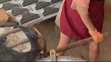 美女模特改行做起了手工瓦，这可是专门的工具，真是太牛了！