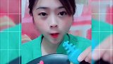 小可爱美女直播吃自制鱼骨头，一口下去超满足，是我向往的生活