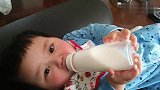 宝宝3个多月就自己拿奶瓶喝奶，咕咚咕咚地吞咽，这声音好萌