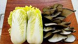 白菜加蘑菇，这周我家吃了5次，开胃又下饭，上桌吃到汤汁都不剩