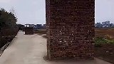 道路中间垒面墙，这是为了什么