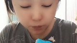 继续吃这个蓝颜色的冰，真的挺好吃的，我太爱了