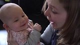 小婴儿和妈妈的神交流，不用语言，也能笑个不停