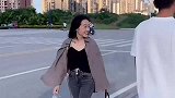 美女看帅哥太入迷，就连路也不看了，太搞笑了