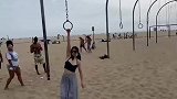 女孩玩吊环又美又飒，她竟然还弄了一个来回