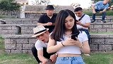 帅哥偷美女钱包不成，结果却被暴打，下一幕太惨了！