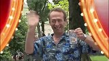 国外恶搞，男子真够恶心，在女子面前洗东西