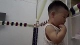宝宝被关在围栏里出不来，妈妈隔着围栏逗孩子，另类的斗娃小技巧