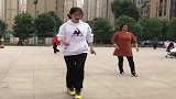 广场鬼步舞岁漂亮阿姨,行人都跟着跳,一边跳边一边开心的笑
