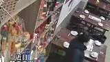 老板娘刚离开不到10秒，身后货柜轰然倒塌