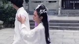 当男朋友偷看别的女生怎么办姑娘教你一招！