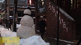 美女路过街道大雪人，没想到对方突然活了，惊叫哎呀妈呀！