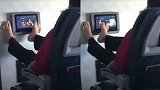 恶心！一男子乘飞机赤脚操作机上屏幕惹争议