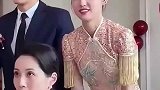 新娘和妈妈颜值像是复制粘贴一样，网友：基因过于强大！