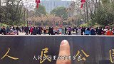 上海人民公园，周末的相亲角太热闹了，来找对象的人真多！