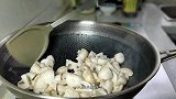 口蘑还是这样做好吃，加一把蒜子一起炒，出锅蒜香浓郁，满屋飘香