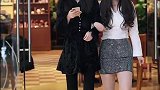 我更喜欢黑色衣服小姐姐，你呢？