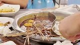 男子在火锅店用餐，突然发现头顶管道上