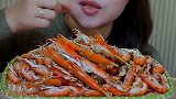奇异小姐吃越南小龙虾，有些还插了竹签