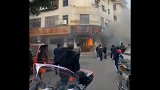餐馆传出爆炸声，居民提着灭火器就往里冲！