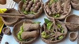 小孩过家家，用泥搓出各种菜品，看起来伙食不错