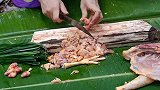 美女带只鸡上山烤来吃，野人忍不住出来抢，没吃两口就被拿回！