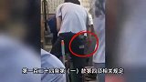 烧烤店员工在泔水桶捞肉串再烤！网友看完监控怒了，官方通报