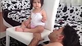 女儿和爸爸斗嘴，爸爸躺在地上女儿坐在椅子上