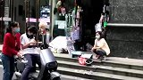妈妈进出店铺给女儿试鞋