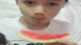 年轻爸爸吃西瓜，竟把西瓜子吐到一岁女儿脸上，女儿心里苦！