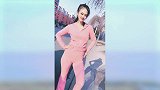 美女粉色休闲装，减龄又显身材