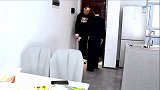男子嫌老婆穿着保守，老婆拿个东西让男子看，结局好搞笑