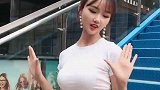 在天桥上遇到的小姐姐真漂亮，这舞姿连路过的大妈都忍不住一直看