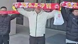 亚泰出征青岛准备赛季收官战 球迷前往基地表达支持