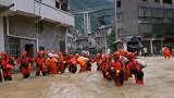 强降雨致遵义多地遭受洪涝灾害 消防员洪水中筑成人墙运送沙袋