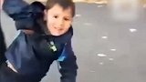 不想上学！俄罗斯一男孩被父母拖着上学 求救路人：救救我