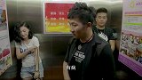 美女在电梯里对男子使坏，男子有苦难言，太有趣了！