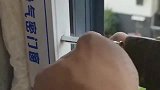 工人给窗架钉钉子，这螺丝打的一点都不安全！