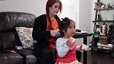 美式教育下的收养女孩，这样子过美国传统节日，网友：被可爱到了
