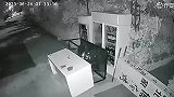 你等她尿一半在开灯喊她
