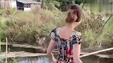 老外：越南女人下水捉螃蟹，这胆子也太大了吧，不知道技术怎么样