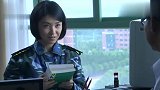 国防生：参谋长徒手劈木板，女兵偷换成石头的，下秒被教官惊呆了